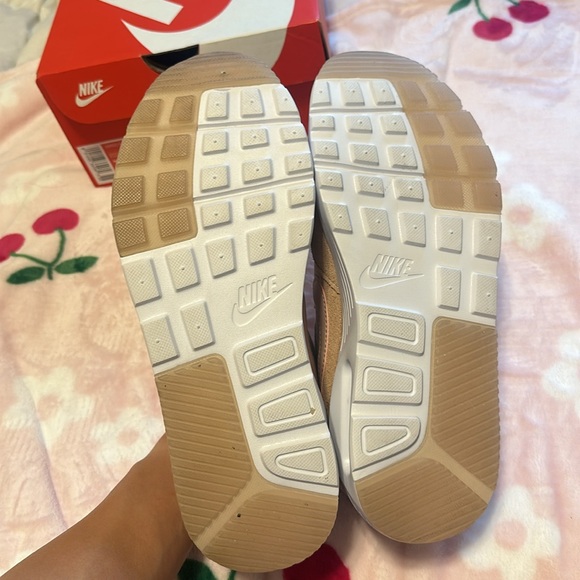 Nike Air Max Women’s 7.5 - Picture 3 of 4